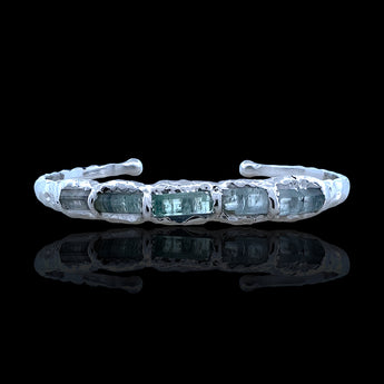 Sterling silver bracelet with rough-cut aquamarine stones. Adjustable 16–17 cm (6.3–6.7 in), hammered finish, perfect for stacking and everyday wear.
