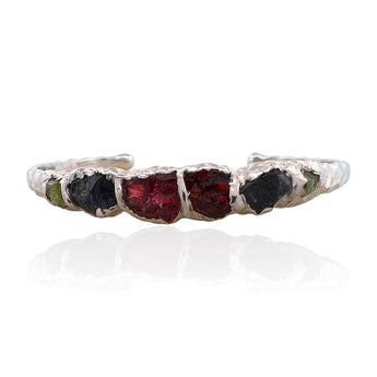 Sterling silver bracelet with rough peridot and garnet stones. Adjustable 16–17 cm (6.3–6.7 in), hammered finish, perfect for stacking and everyday wear.