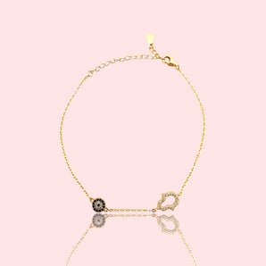 Elevate your everyday style with this delicate Evil Eye & Hamsa Bracelet, designed for both beauty and meaning. Featuring a sparkling blue evil eye charm and pavé Hamsa hand detail, this bracelet symbolizes protection, positivity, and good fortune.
Crafted in 925 sterling silver or luxurious 18K gold vermeil, this bracelet is tarnish-resistant and made for daily wear. The dainty chain makes it perfect for stacking or wearing solo for a minimalist look.