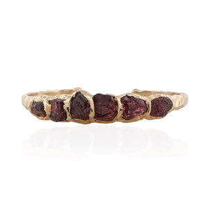 Gold vermeil bracelet with rough-cut garnet stones. Adjustable 16–17 cm (6.3–6.7 in), hammered finish, tarnish-resistant, perfect for stacking and everyday wear.