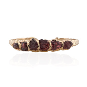 Gold vermeil bracelet with rough-cut garnet stones. Adjustable 16–17 cm (6.3–6.7 in), hammered finish, tarnish-resistant, perfect for stacking and everyday wear.