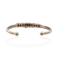 Gold vermeil bracelet with rough-cut garnet stones. Adjustable 16–17 cm (6.3–6.7 in), hammered finish, tarnish-resistant, perfect for stacking and everyday wear.
