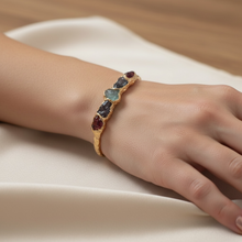 Gold vermeil bracelet with rough garnet and aquamarine stones. Adjustable 16–17 cm (6.3–6.7 in), hammered finish, tarnish-resistant, perfect for stacking.