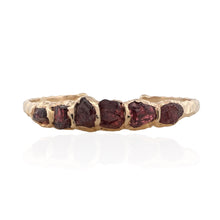 Gold vermeil bracelet with rough-cut garnet stones. Adjustable 16–17 cm (6.3–6.7 in), hammered finish, tarnish-resistant, perfect for stacking and everyday wear.
