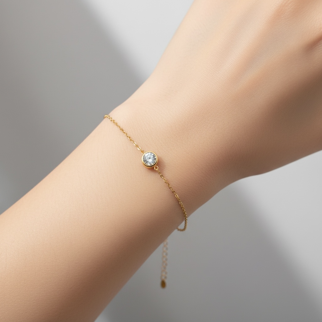 Elegant AAA grade zirconia bracelet in 18K gold vermeil or 925 sterling silver. Adjustable 17cm + 3.5cm extension. Minimalist everyday sparkle.
