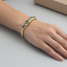 Gold vermeil bracelet with rough emerald and peridot stones. Adjustable 16–17 cm (6.3–6.7 in), hammered finish, tarnish-resistant, perfect for stacking.