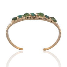 Gold vermeil bracelet with rough emerald and peridot stones. Adjustable 16–17 cm (6.3–6.7 in), hammered finish, tarnish-resistant, perfect for stacking.