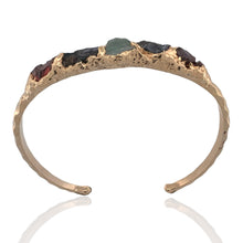 Gold vermeil bracelet with rough garnet and aquamarine stones. Adjustable 16–17 cm (6.3–6.7 in), hammered finish, tarnish-resistant, perfect for stacking.