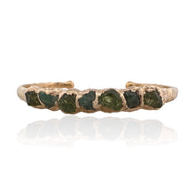 Gold vermeil bracelet with rough emerald and peridot stones. Adjustable 16–17 cm (6.3–6.7 in), hammered finish, tarnish-resistant, perfect for stacking.