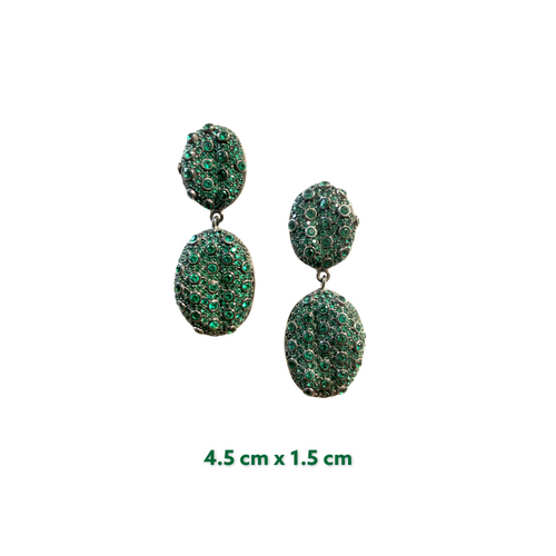 A pair of drop-shaped earrings with a green zirconia stone setting, rosegold-black rhodium plating, and a length of 4.5 cm.